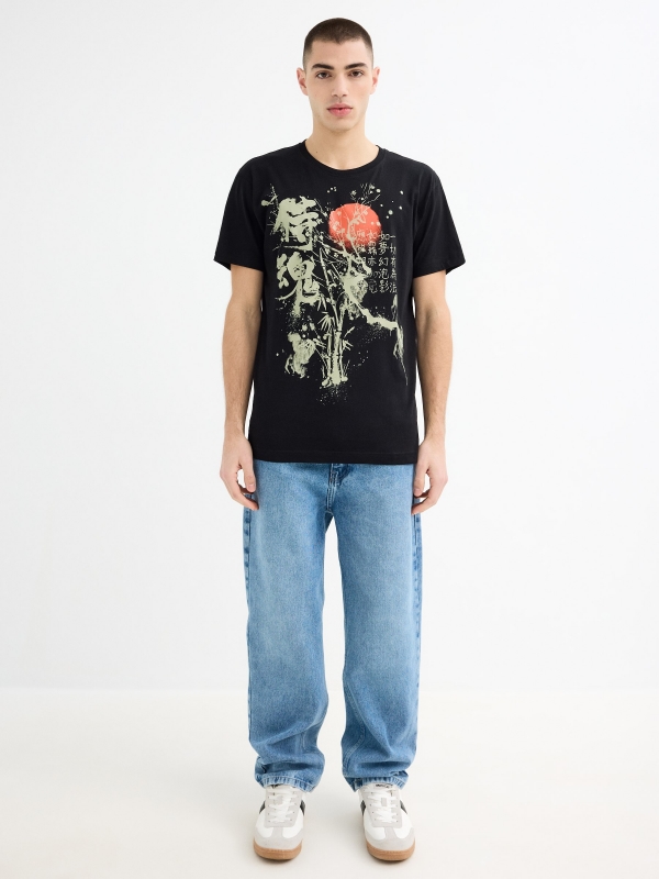 Camiseta de manga curta com estampa oriental preto vista geral frontal