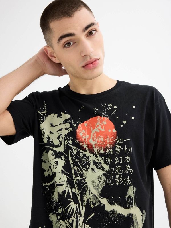 Camiseta de manga curta com estampa oriental preto vista detalhe