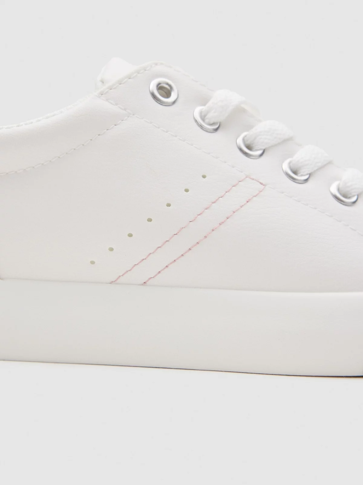 Basic Casual Sneaker off white detail view