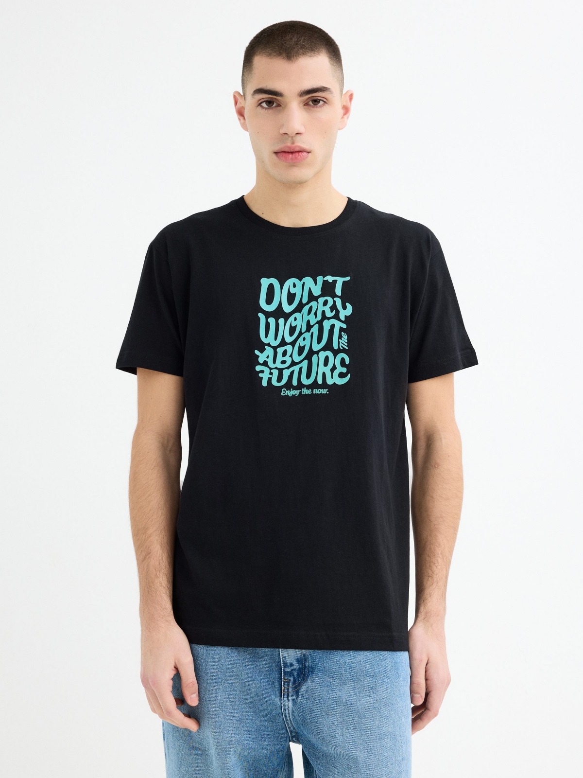 Camiseta manga curta texto Don't Worry preto vista meia frontal