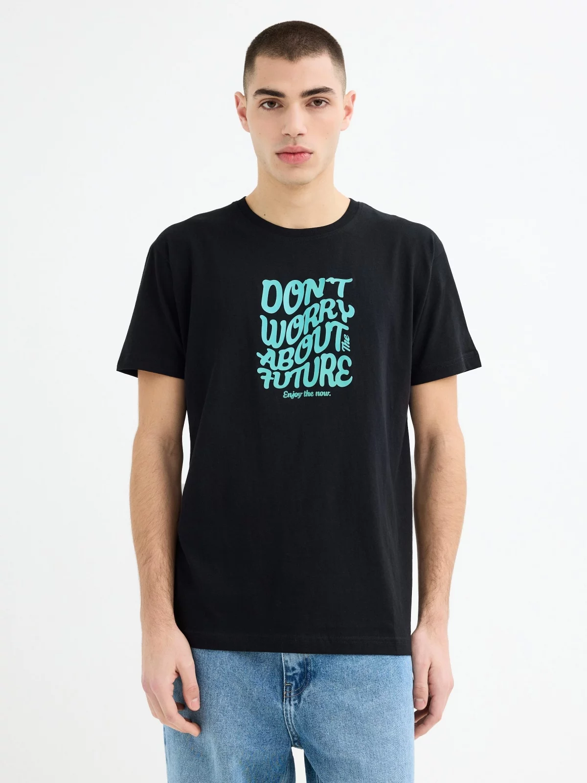 Camiseta manga curta texto Don't Worry preto vista meia frontal