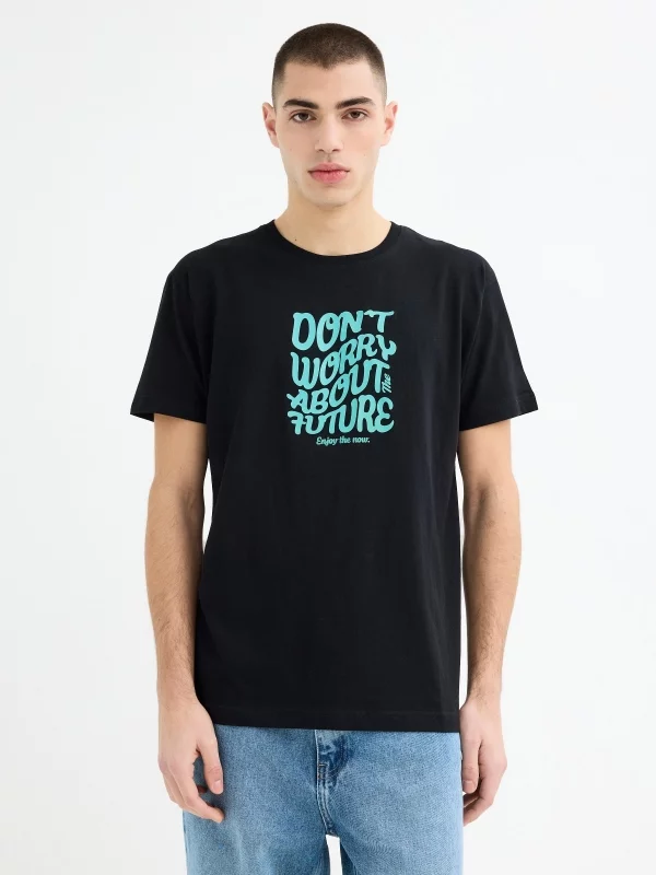 Camiseta manga curta texto Don't Worry preto vista meia frontal