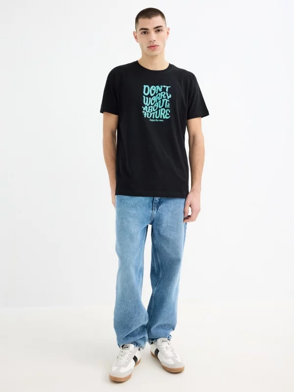 Camiseta manga curta texto Don't Worry preto vista geral frontal
