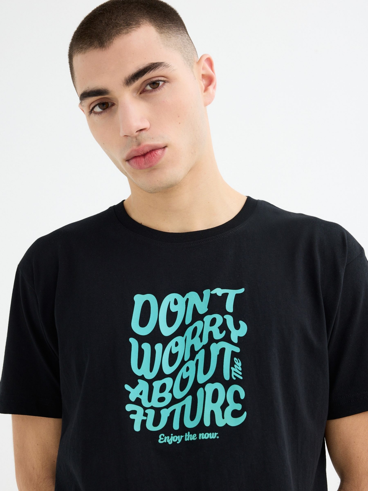 Camiseta manga corta texto Don't Worry negro vista detalle