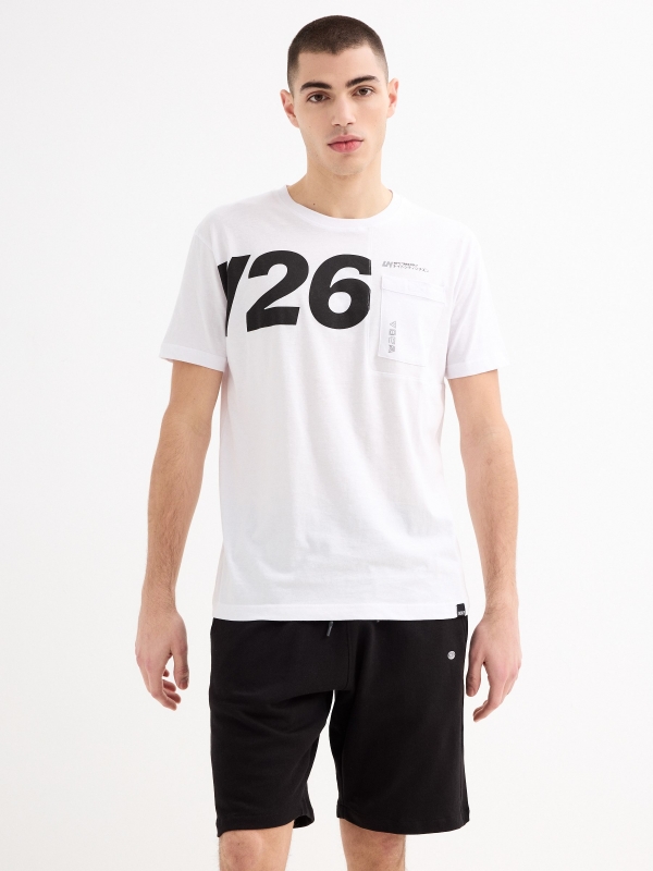 T-shirt gráfica com bolso branco vista meia frontal