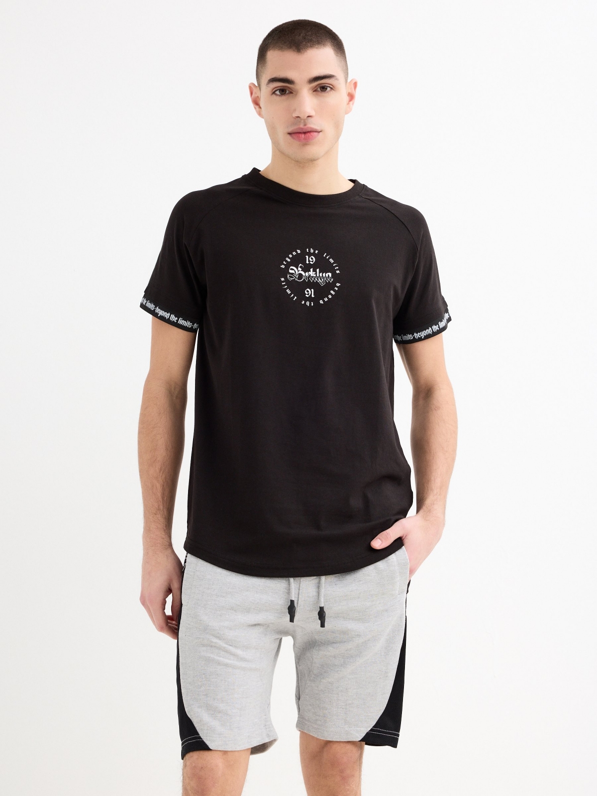 T-shirt raglan com pormenor de texto preto vista meia frontal