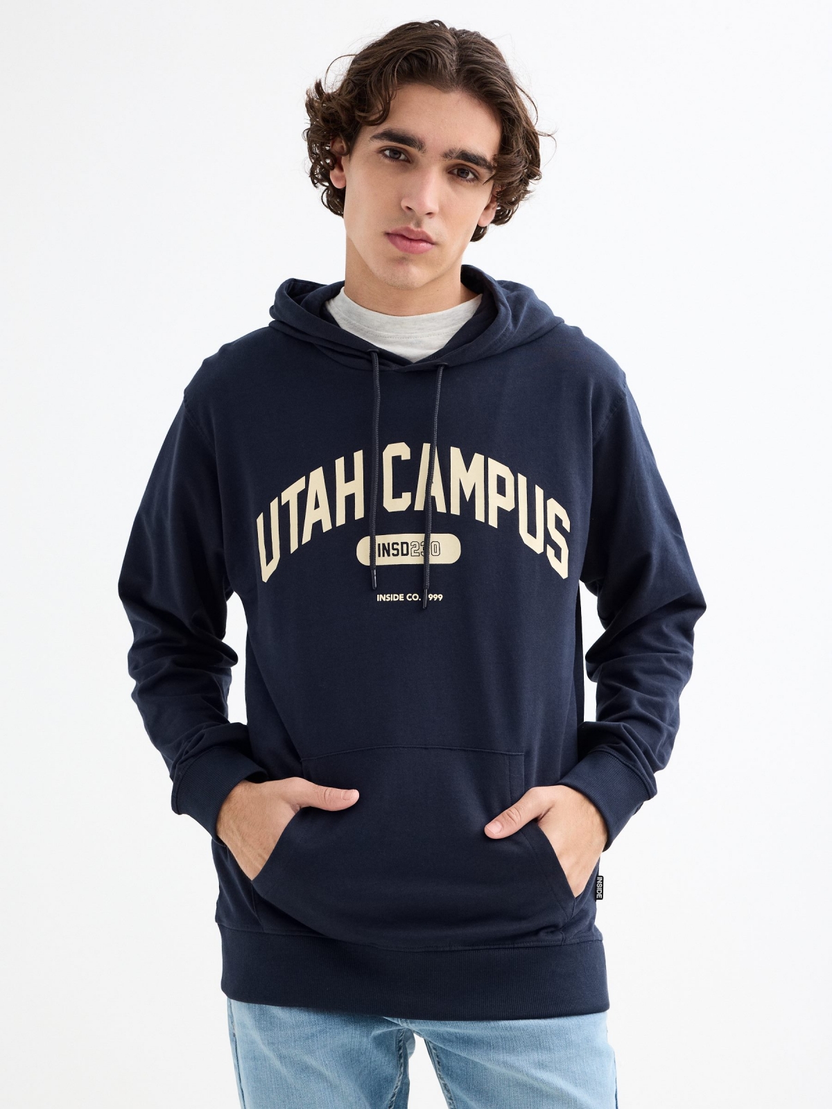 Sweatshirt universitária azul marinho vista meia frontal