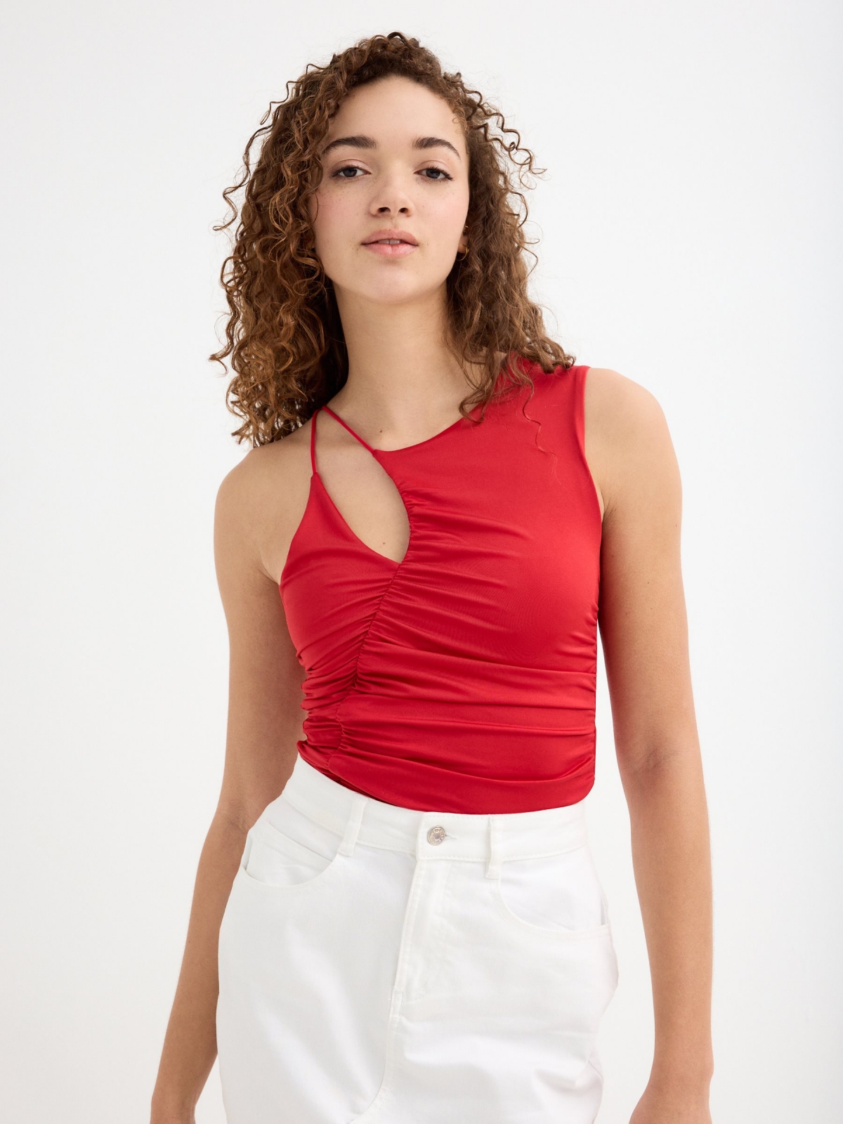 Top cuello cut out rojo vista media frontal