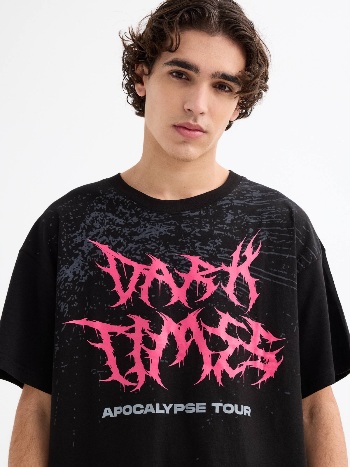 Camiseta manga corta Dark Times negro vista detalle