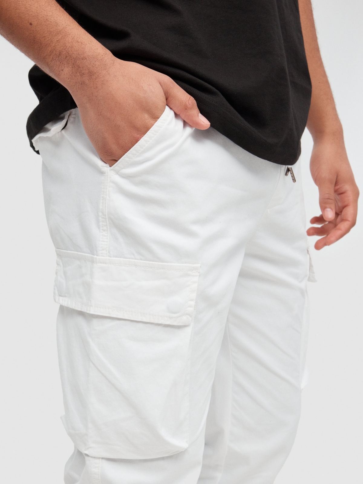 Jogger vários bolsos branco vista detalhe