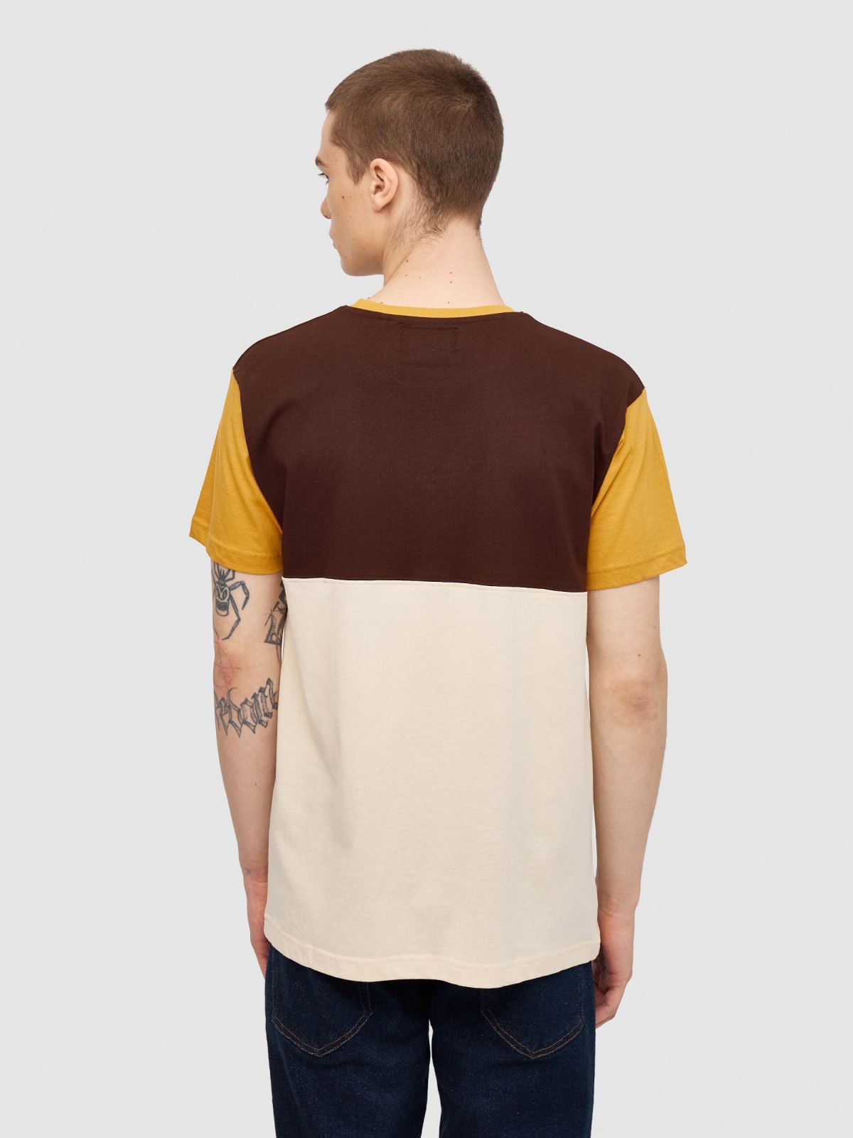 Camiseta color block con texto arena vista media trasera