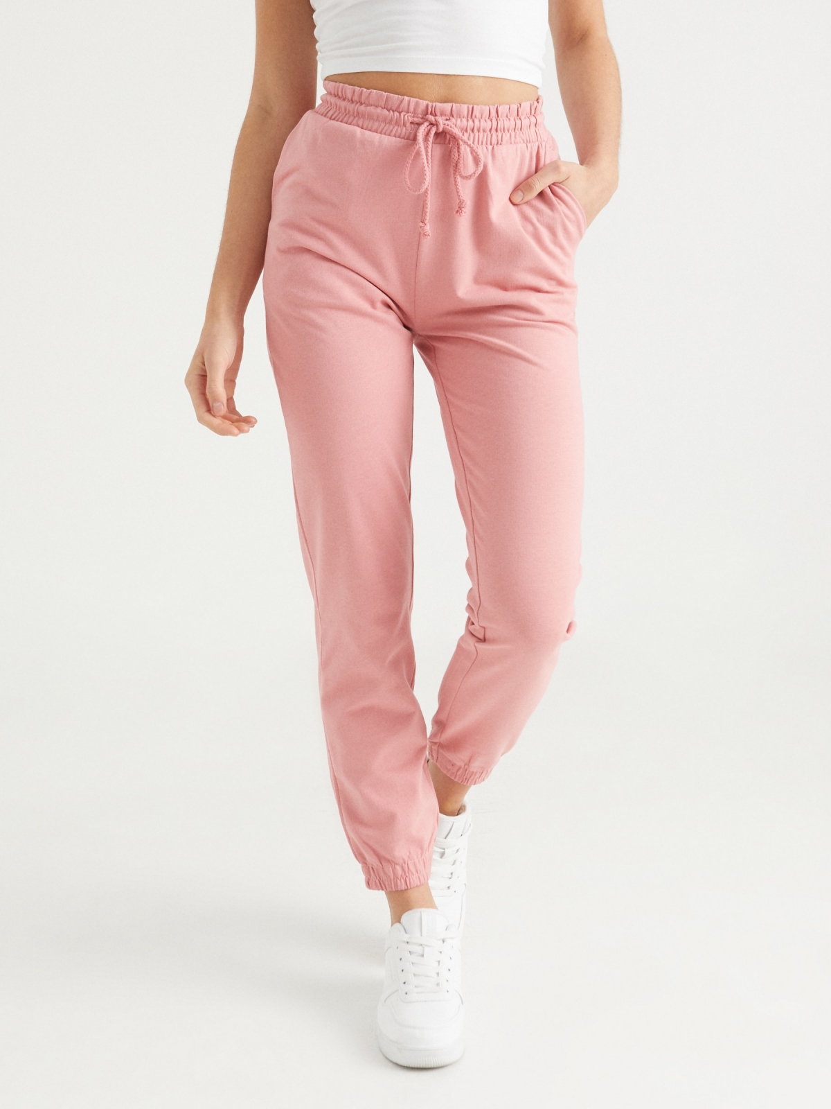 Calça jogger básico rosa claro vista meia frontal