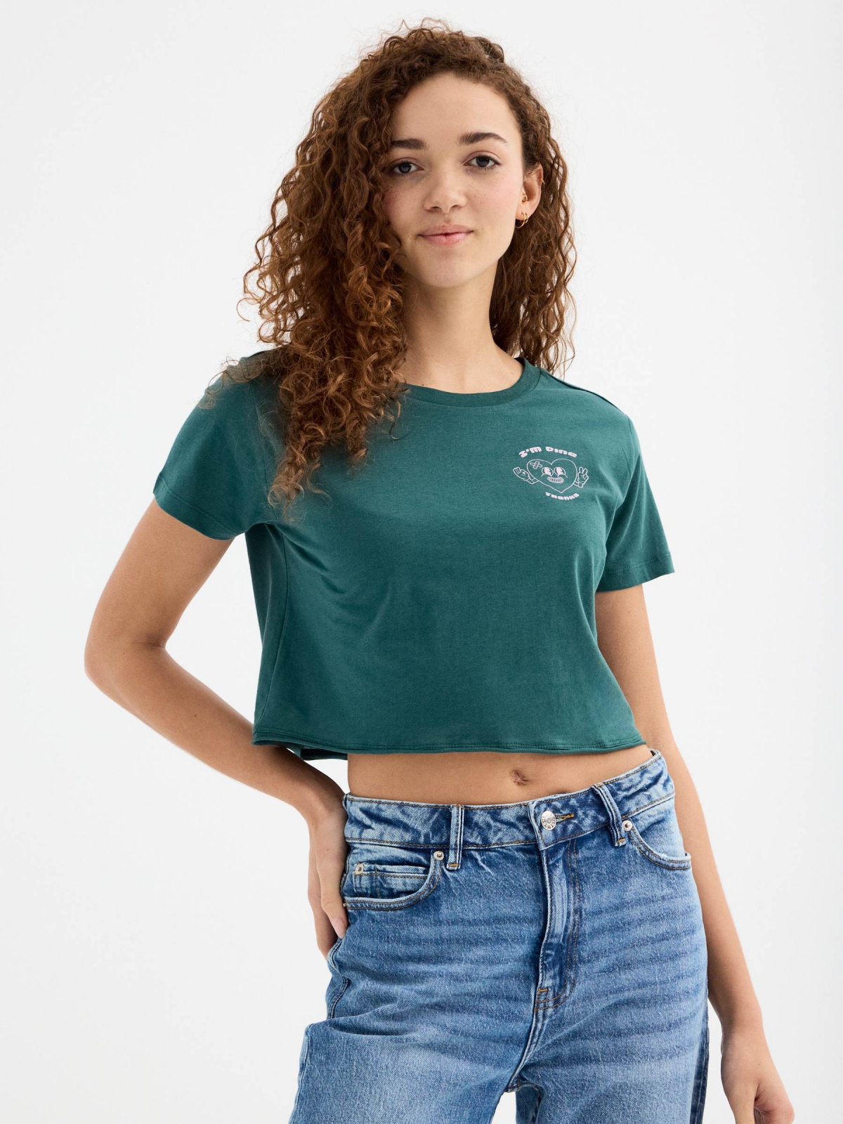 Camiseta crop corazón sonriente verde oscuro vista media frontal