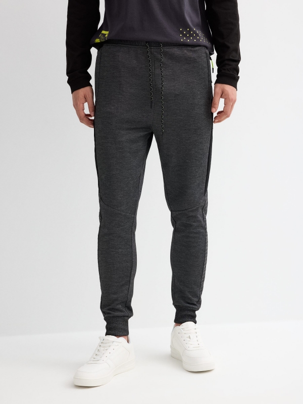 Calças de jogger preto vista meia frontal