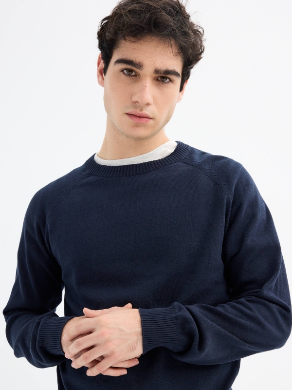 Basic Round Pullover blue detail view