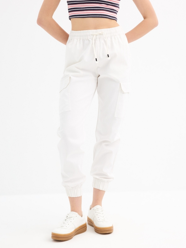 Calça jogger cargo branco vista meia frontal