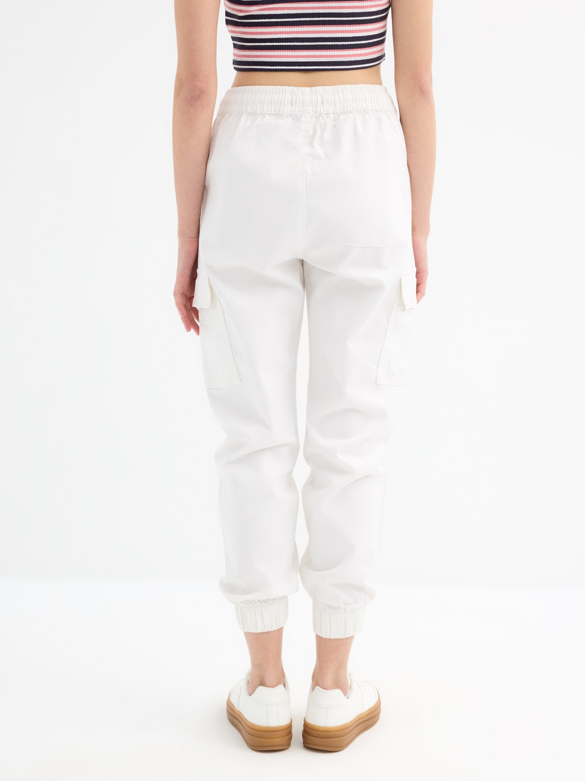 Calça jogger cargo branco vista meia traseira