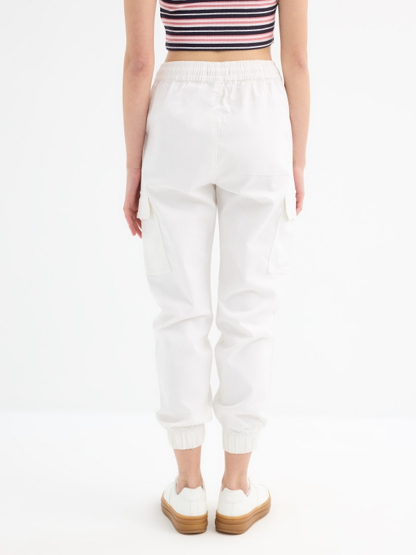 Pantalón jogger cargo blanco vista media trasera