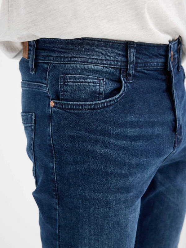 Jeans carrot básicos azul vista detalle