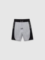%Pto% Bermuda jogger con banda lateral gris vista frontal