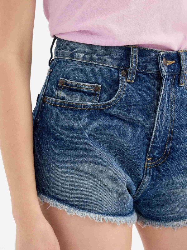 Frayed denim shorts blue detail view