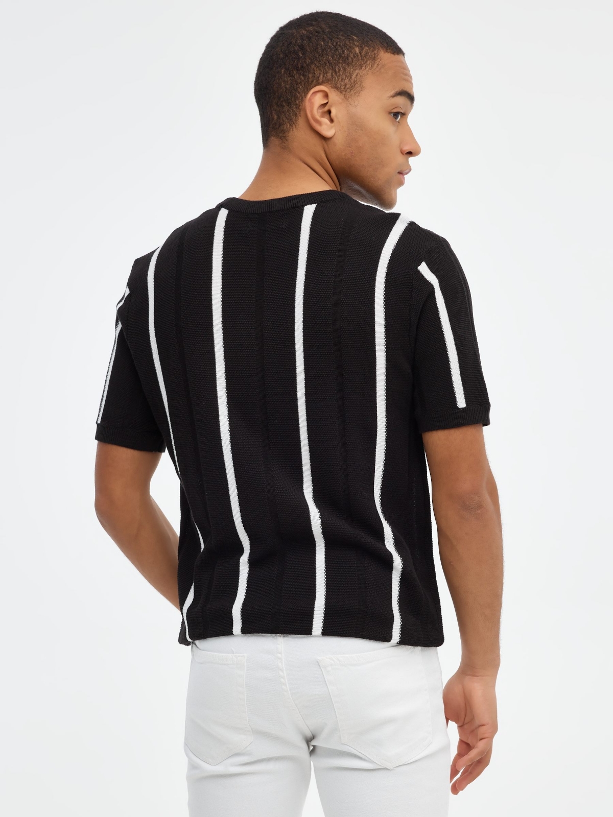 Camisa pólo de malha às riscas preto vista meia traseira