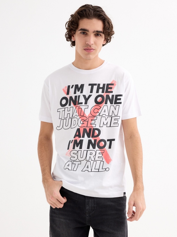 T-shirt com impressão de texto branco vista meia frontal