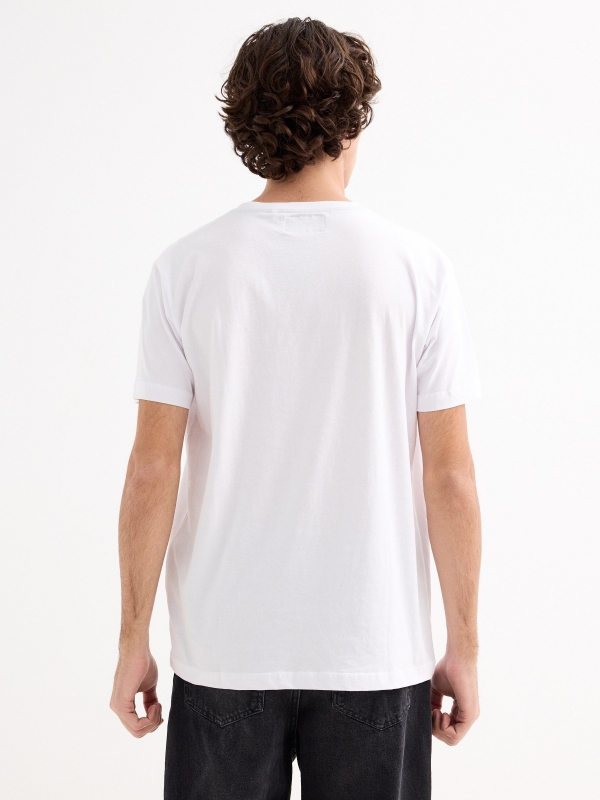 T-shirt com impressão de texto branco vista meia traseira