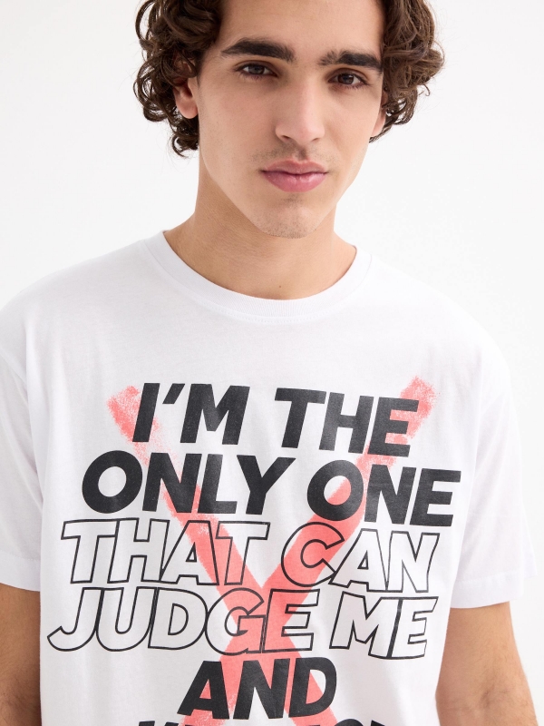 T-shirt com impressão de texto branco vista detalhe