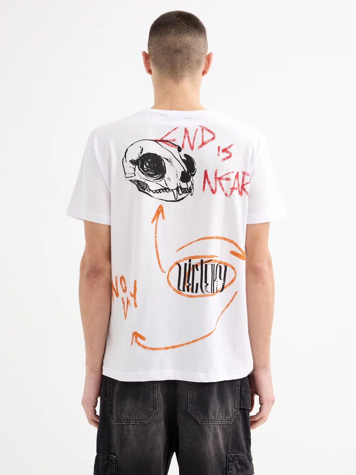 A T-shirt End está perto branco vista meia traseira