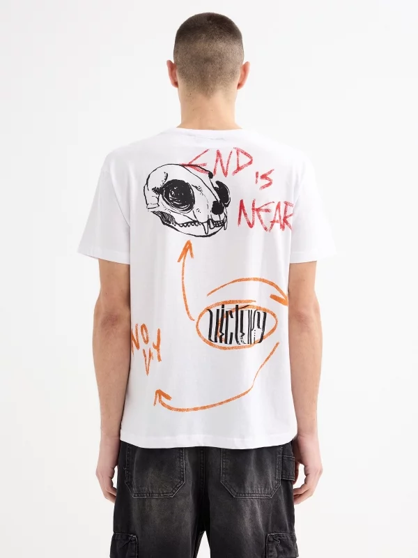 A T-shirt End está perto branco vista meia traseira