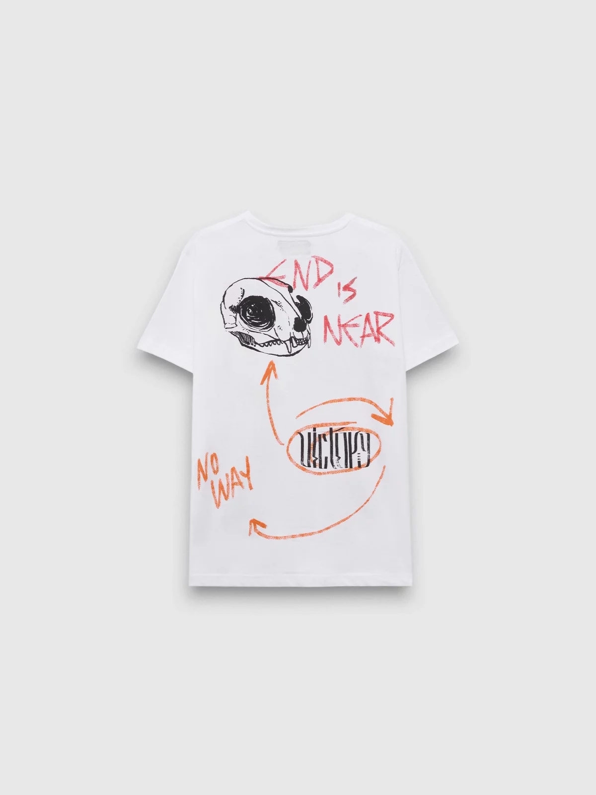 A T-shirt End está perto branco vista traseira