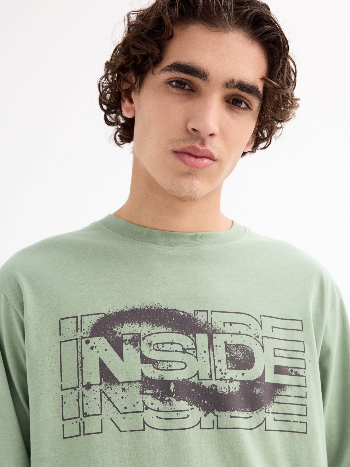 T-shirt normal INSIDE verde acinzentado vista detalhe