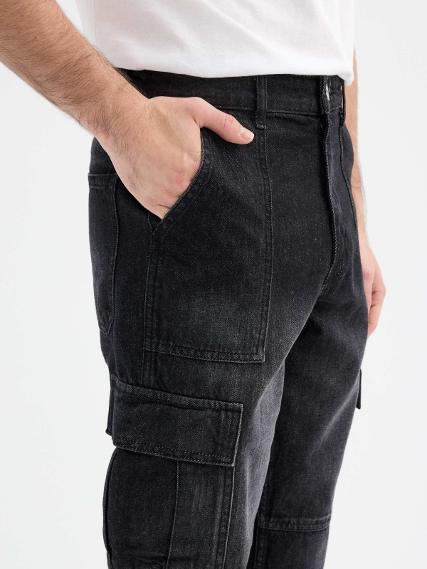 Jeans cargo multibolsillos azul negro vista detalle