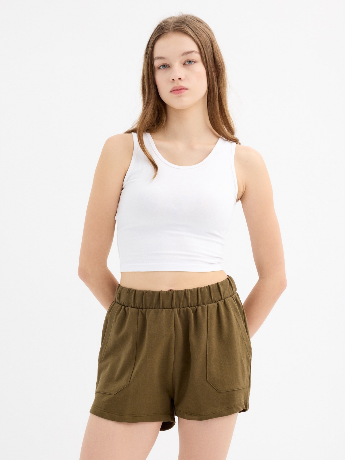 Shorts de cintura elástica com bolsos verde oliva vista meia frontal