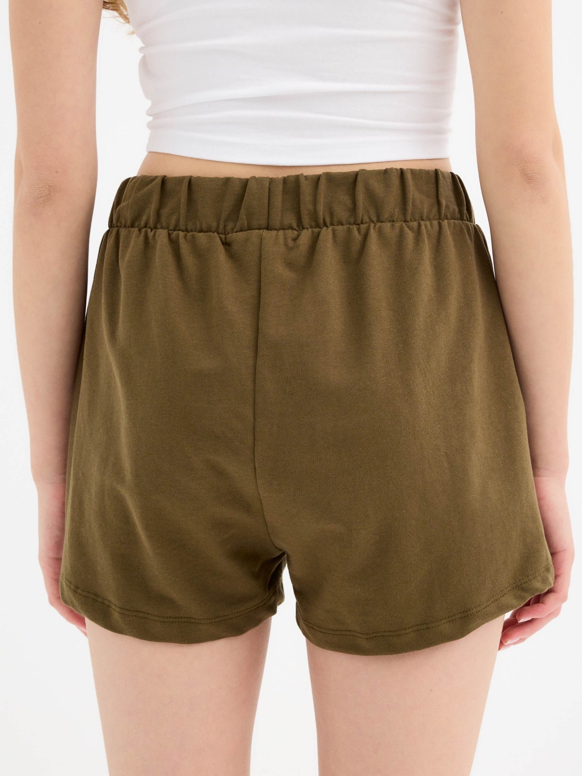 Shorts de cintura elástica com bolsos verde oliva vista detalhe traseira