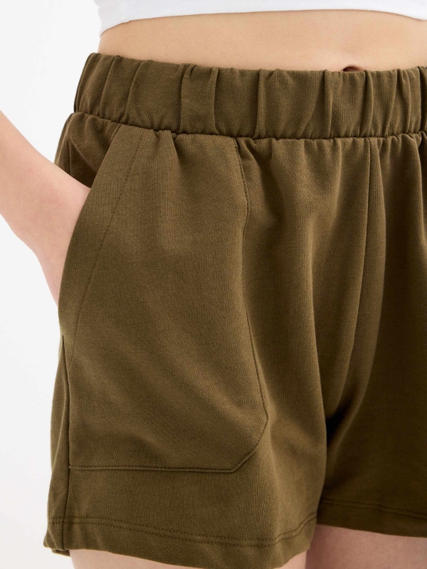 Shorts de cintura elástica com bolsos verde oliva vista detalhe