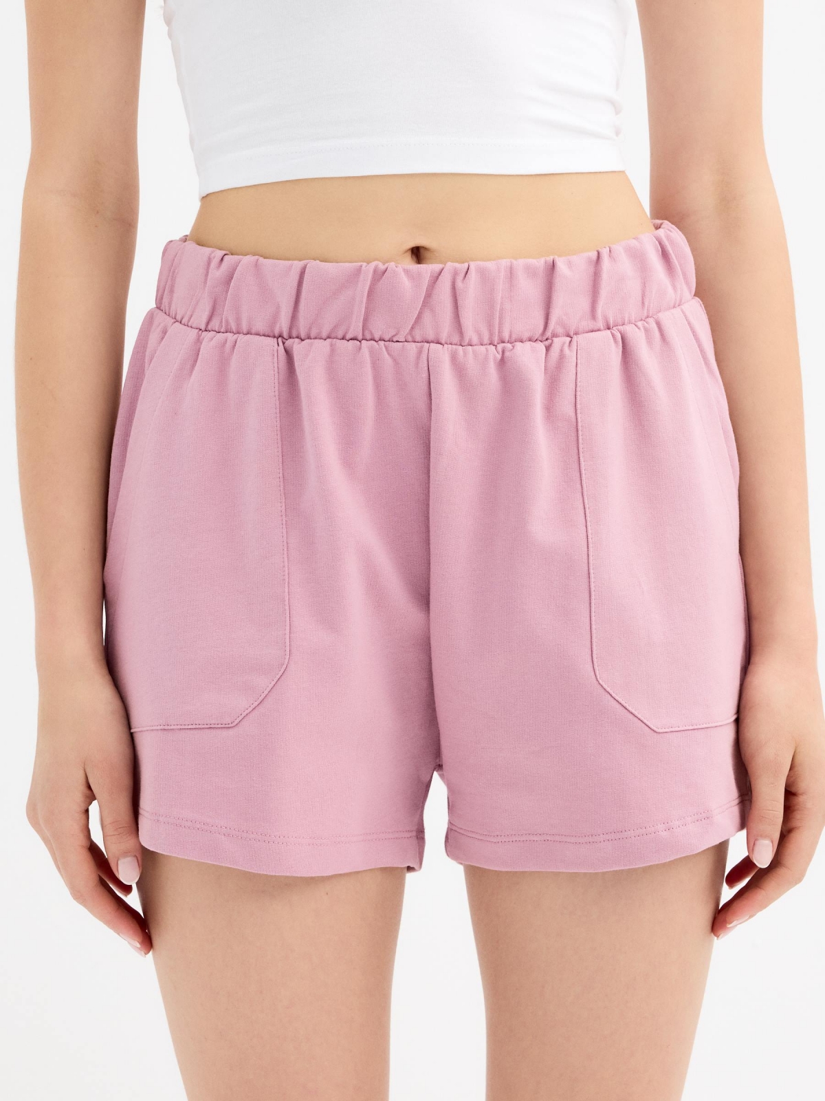 Shorts de cintura elástica com bolsos rosa pó vista detalhe frontal