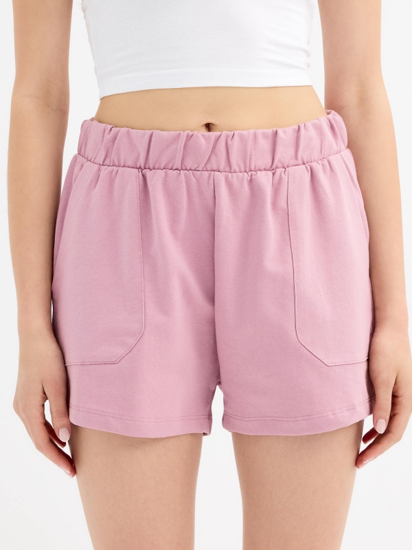 Shorts de cintura elástica com bolsos rosa pó vista detalhe frontal