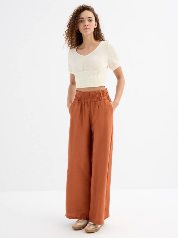 Pantalón wide leg fluido marrón tostado vista general frontal