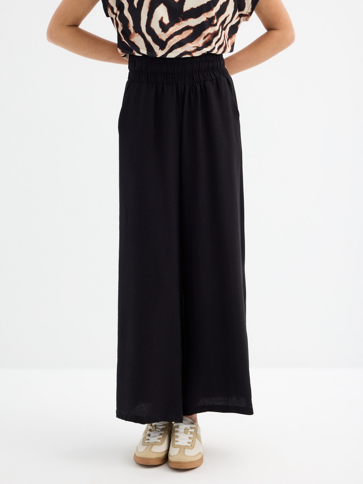 Flowy wide-leg pants black middle front view