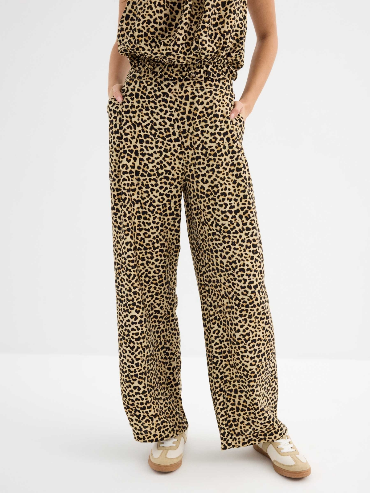 Pantalón fluido animal print multicolor vista media frontal