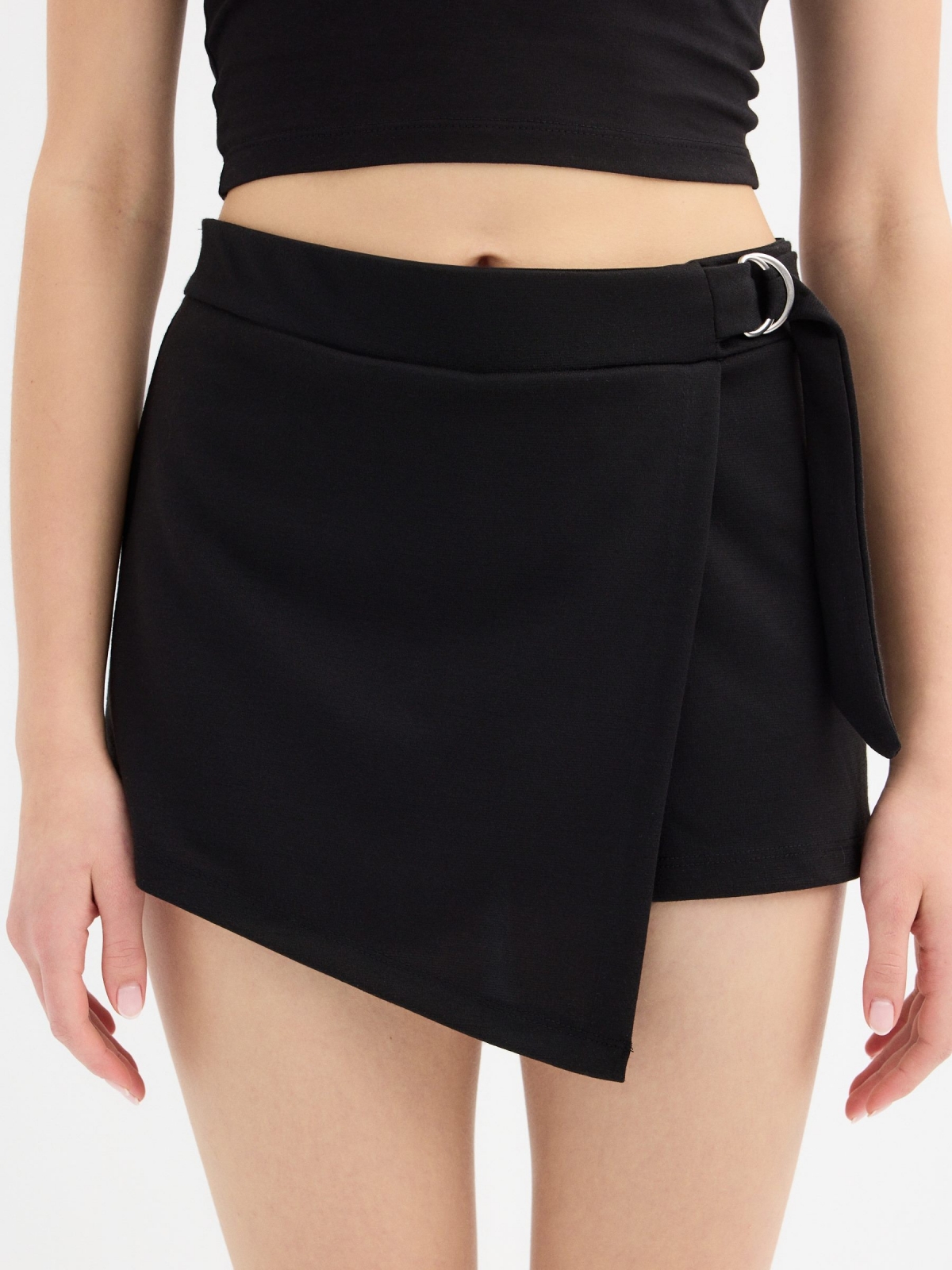 Falda pantalón hebilla metálica negro vista detalle frontal