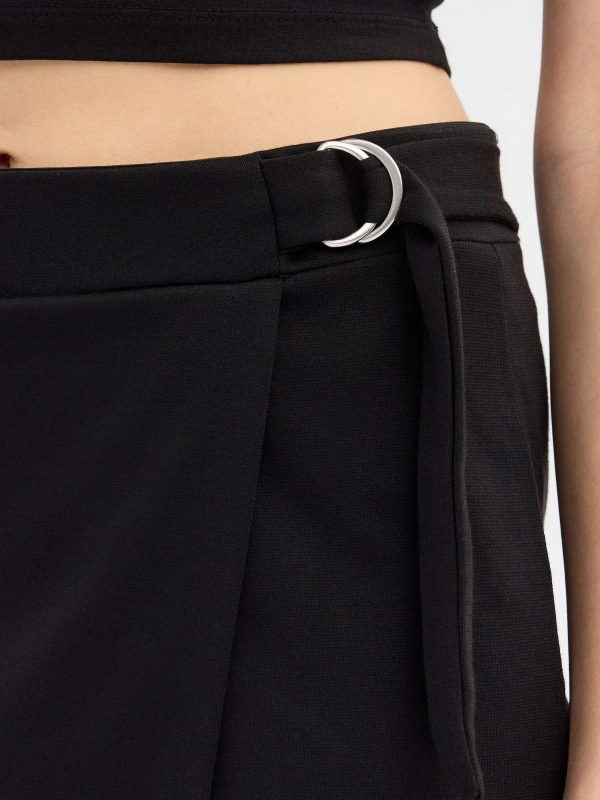 Calça saia fivela metálica preto vista detalhe