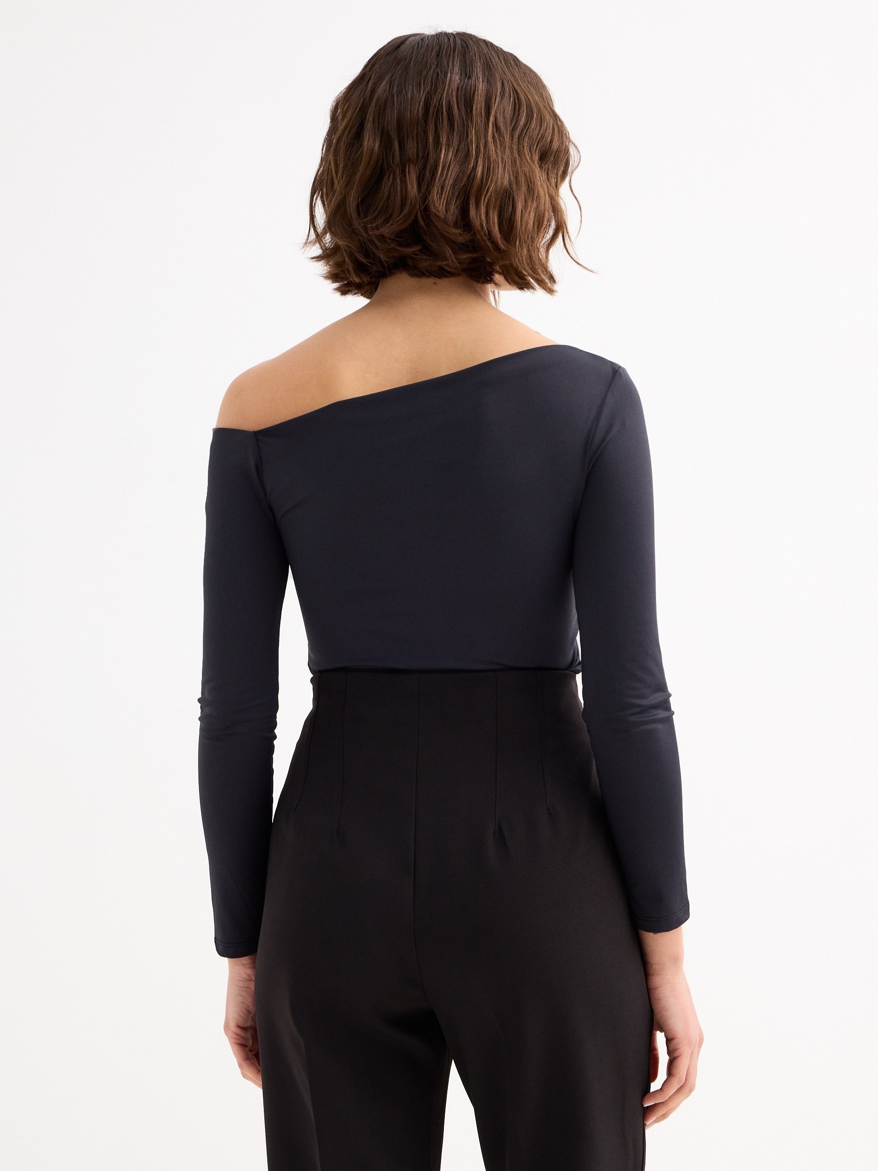 Camiseta manga larga cuello drapeado negro vista media frontal