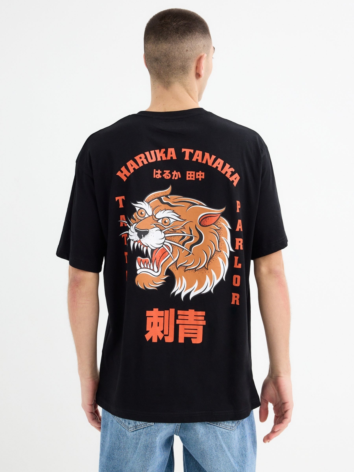 Camiseta de manga curta Haruka Tanaka preto vista meia traseira