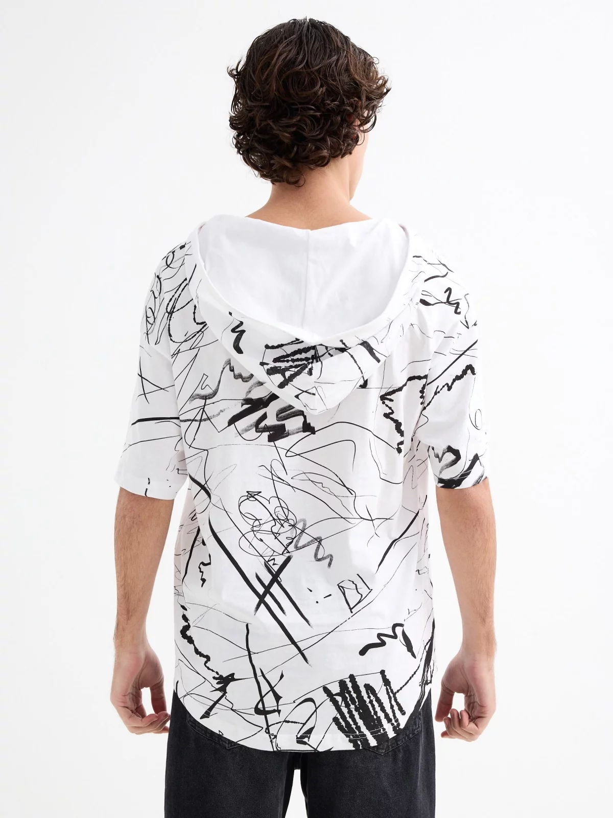 Camiseta de manga curta com capuz pinceladas branco vista meia traseira