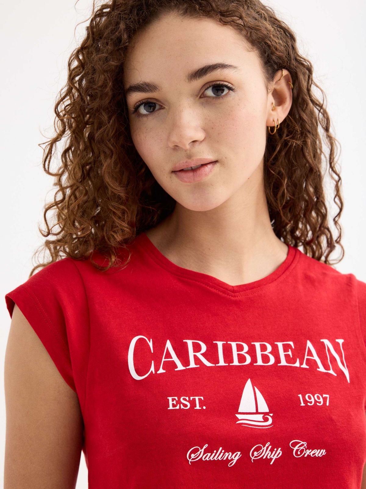 Camiseta manga curta cropped Caribbean carmim vista detalhe