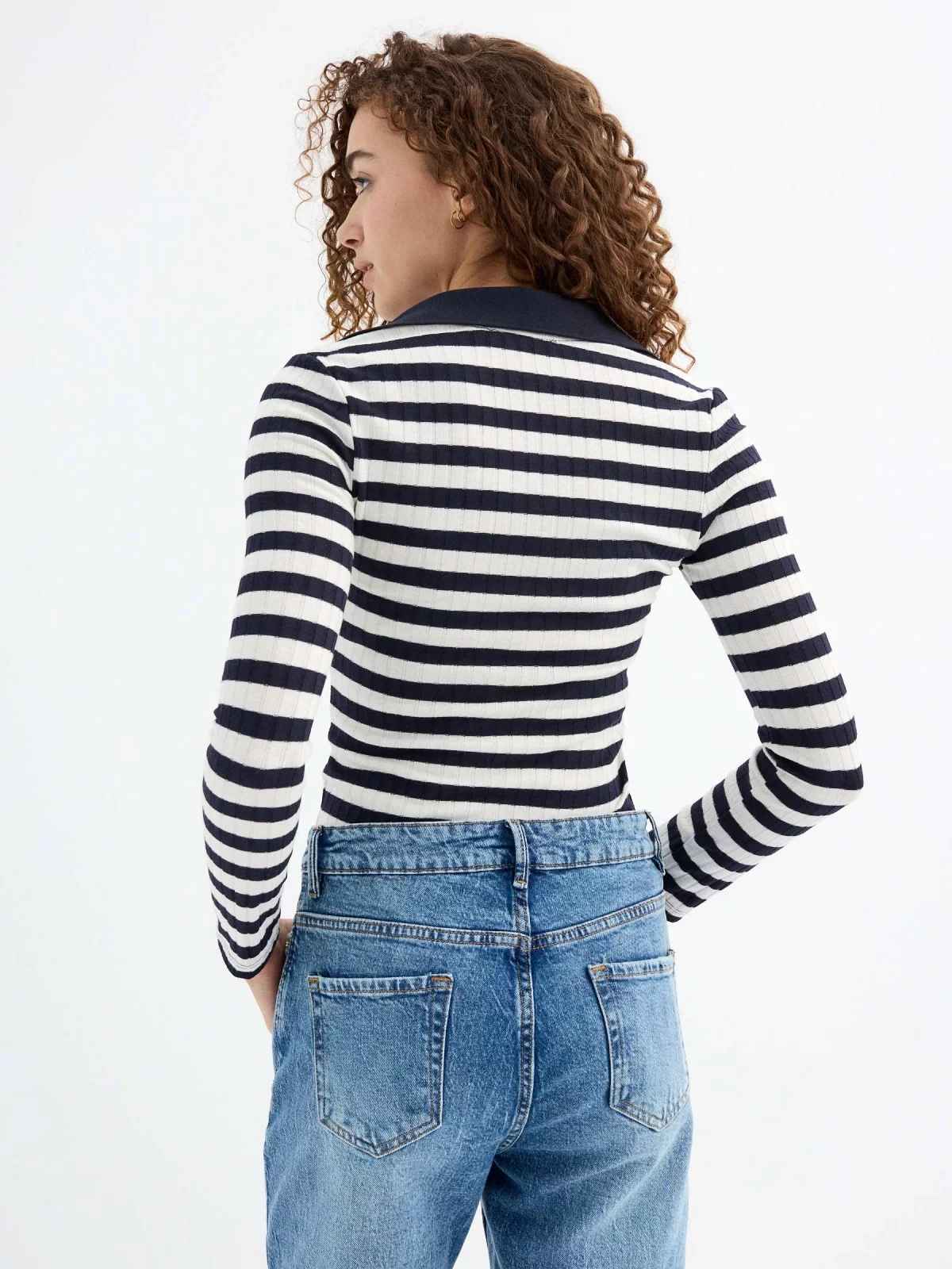 Camiseta de manga longa canelada listrada azul marinho vista meia traseira