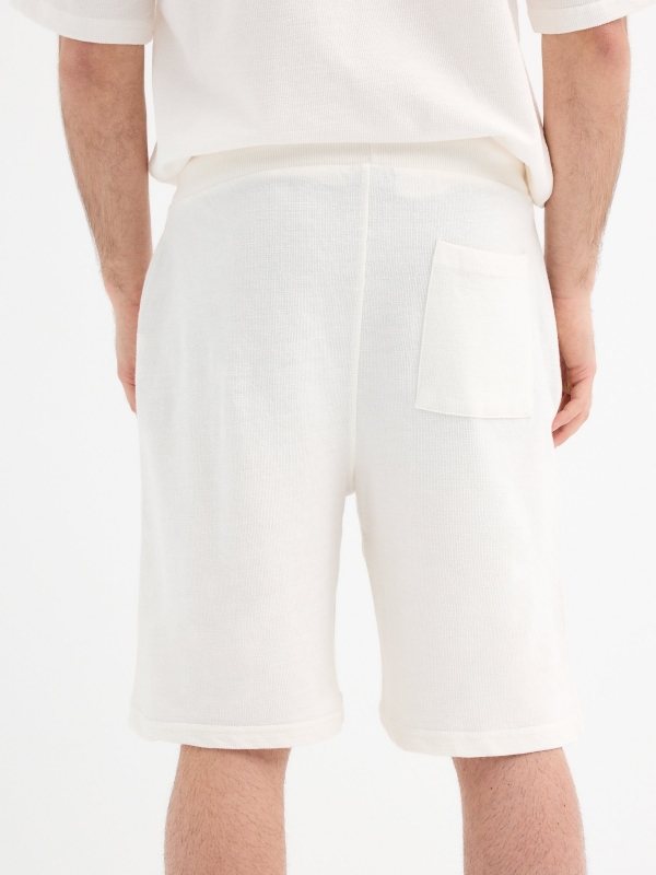 Bermudas tecido jersey off white vista detalhe traseira